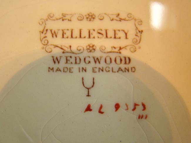 A beautiful set of eight 10 3/4" dinner plates in the Wellesley pattern by Wedgwood circa 1895 — image 4